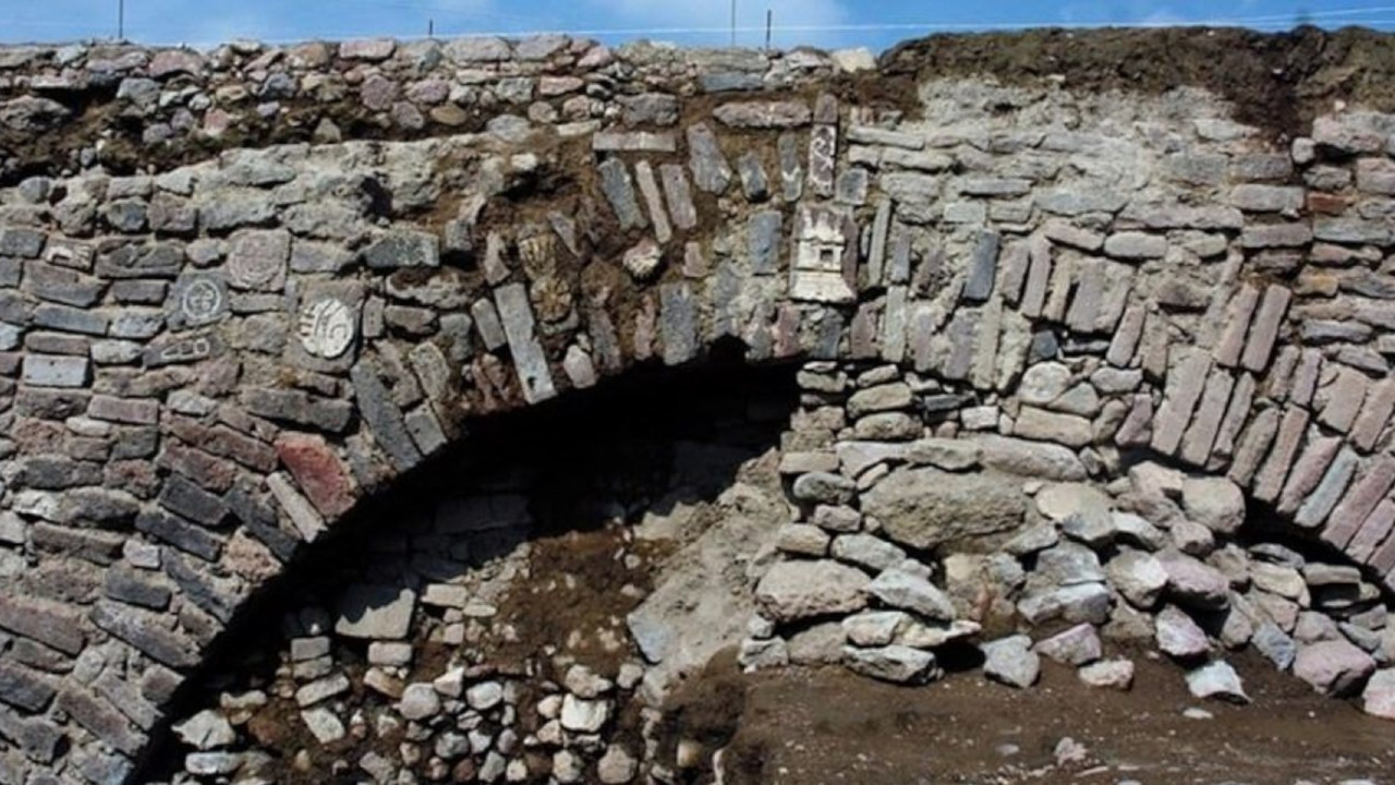 Arqueólogos encontram túnel secreto dos Astecas em rua do México