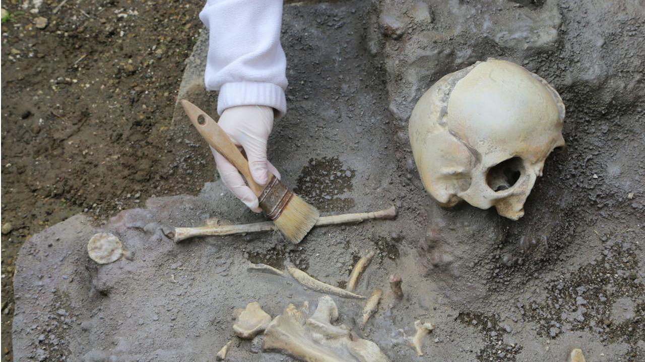 Arqueólogos encontram esqueleto infantil em Pompeia