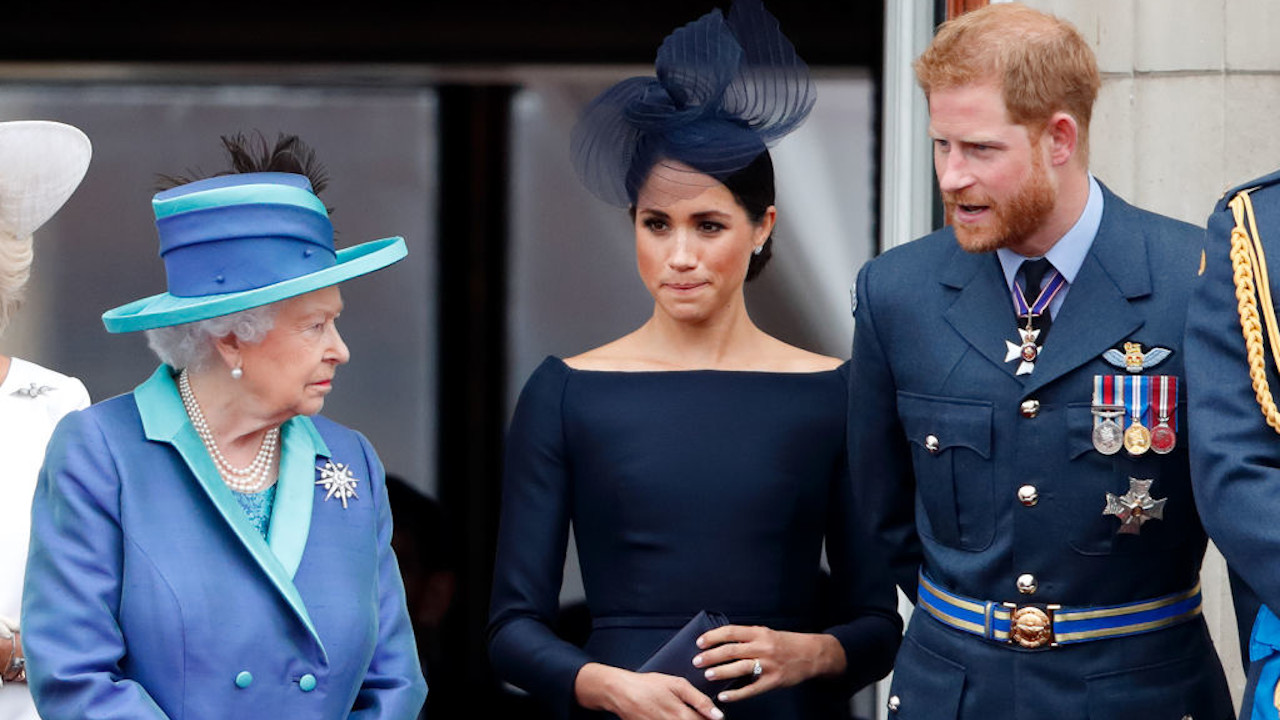 Rainha Elizabeth II está zangada com a decisão de Harry e Meghan em abandonar deveres reais, afirma Dickie Arbiter
