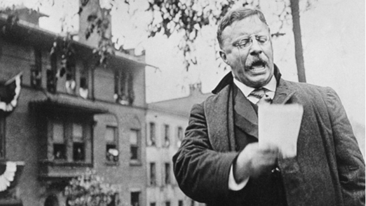 Candidato implacável: Theodore Roosevelt foi baleado e continuou um discurso de 84 minutos