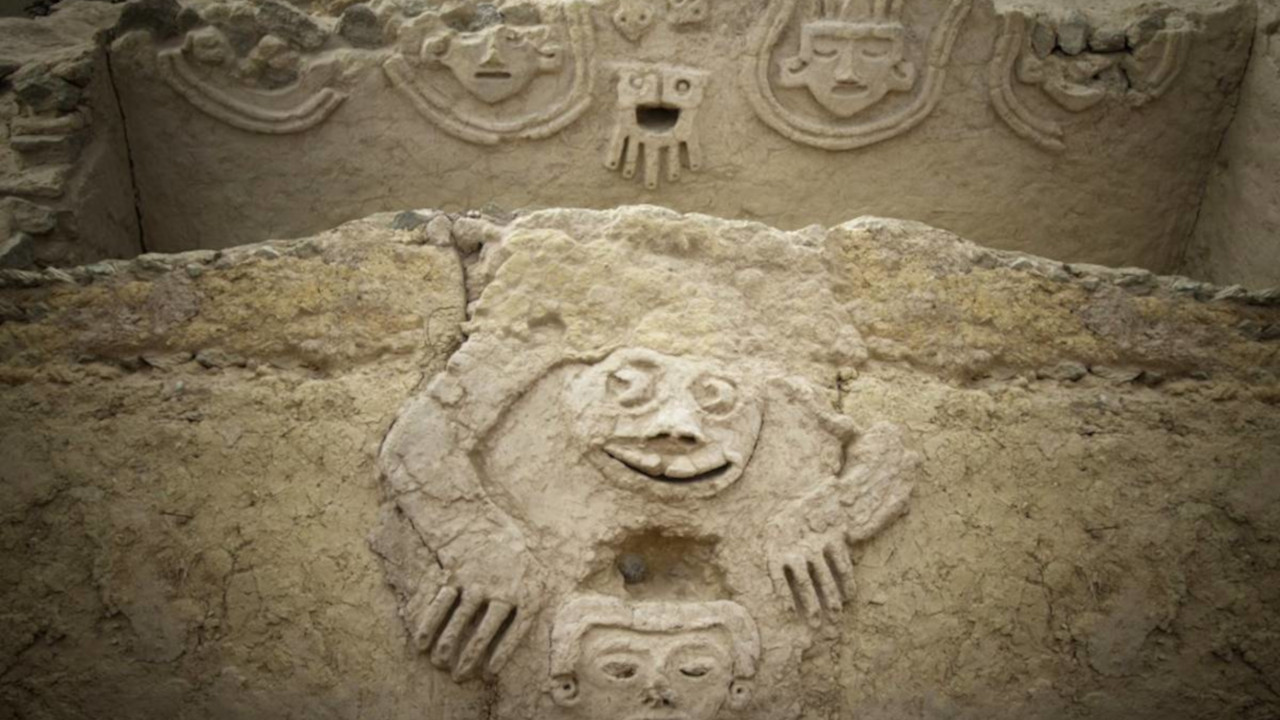 Arqueólogos encontram mural de quatro mil anos no Peru