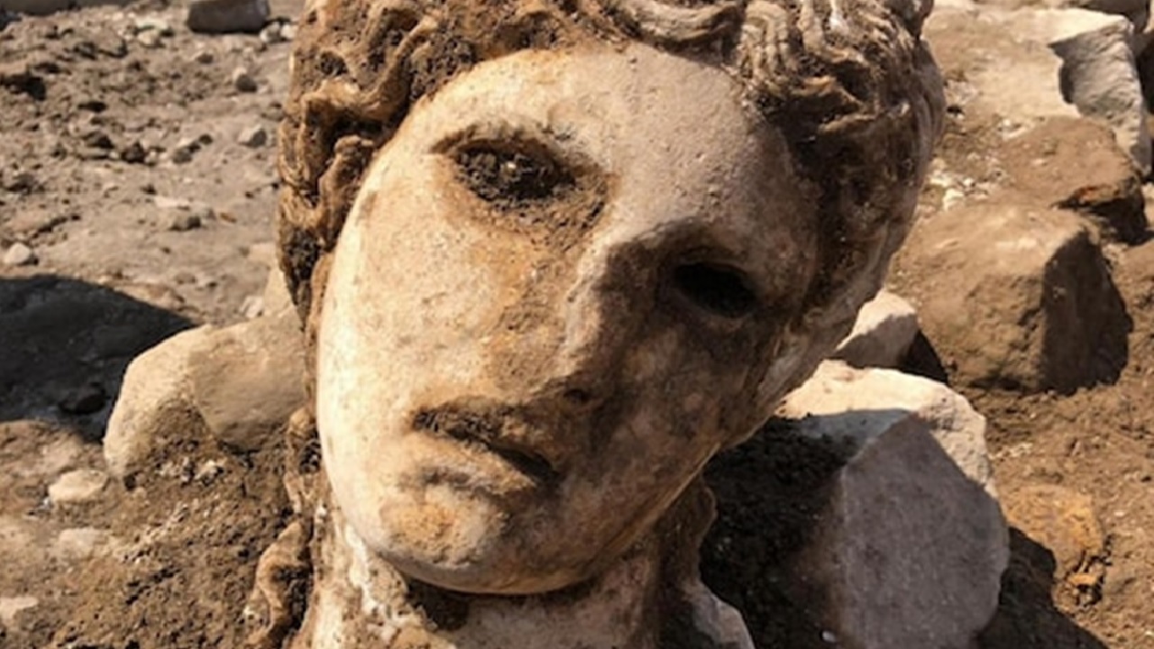 Cabeça de estátua de 2 mil anos do deus do vinho é descoberta em Roma