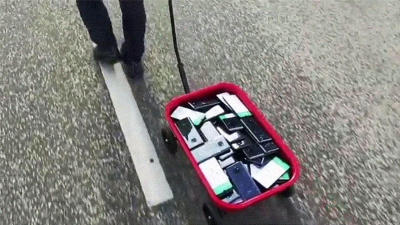 Homem causa confusão no Google Maps ao andar pela Alemanha com carrinho repleto de celulares