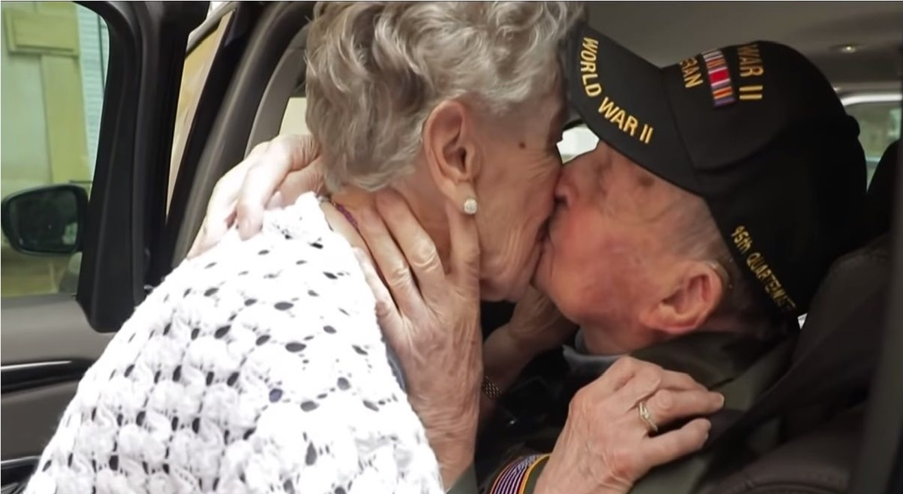 Depois de 75 anos, casal que se conheceu na Segunda Guerra vive emocionante reencontro