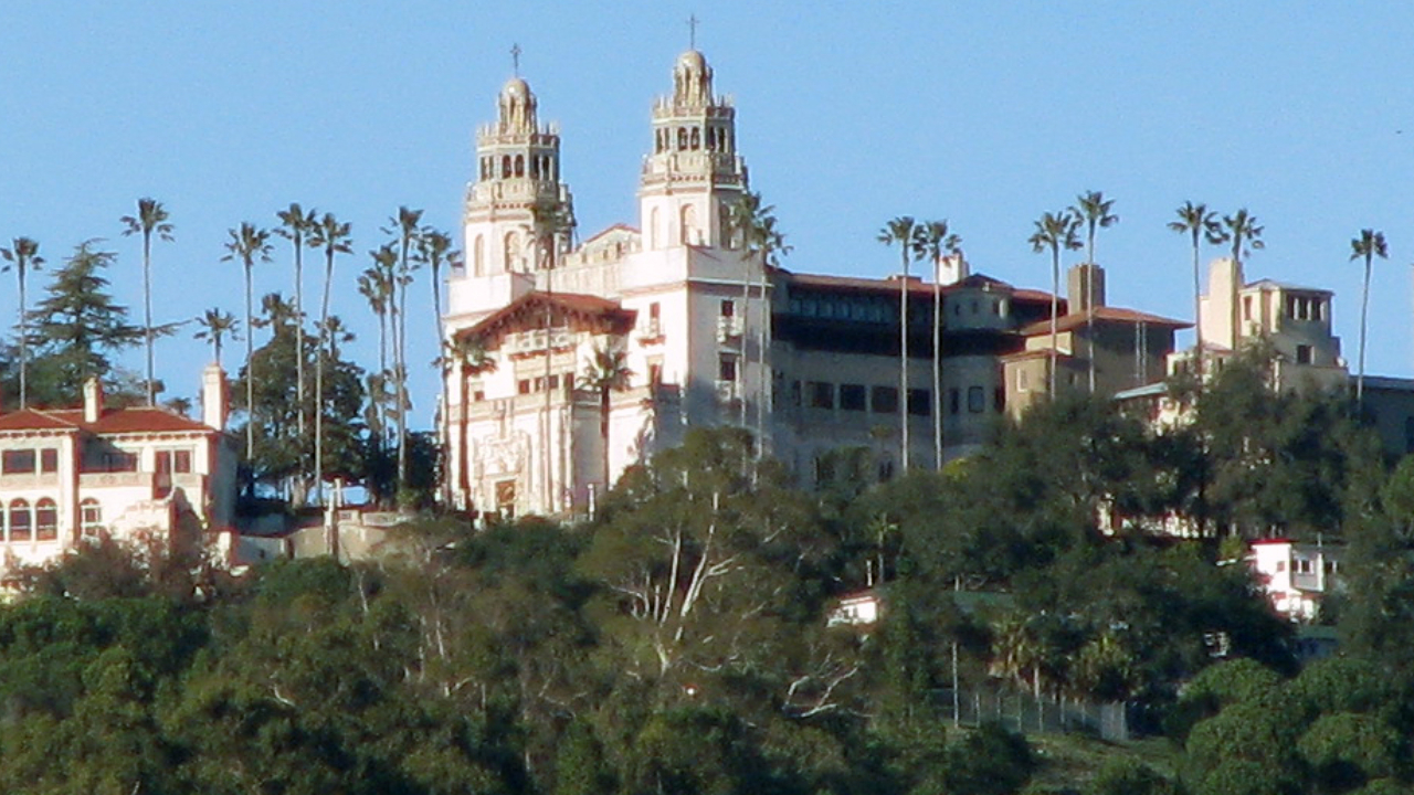 Maior que Buckingham: como era a vida no imponente Castelo Hearst