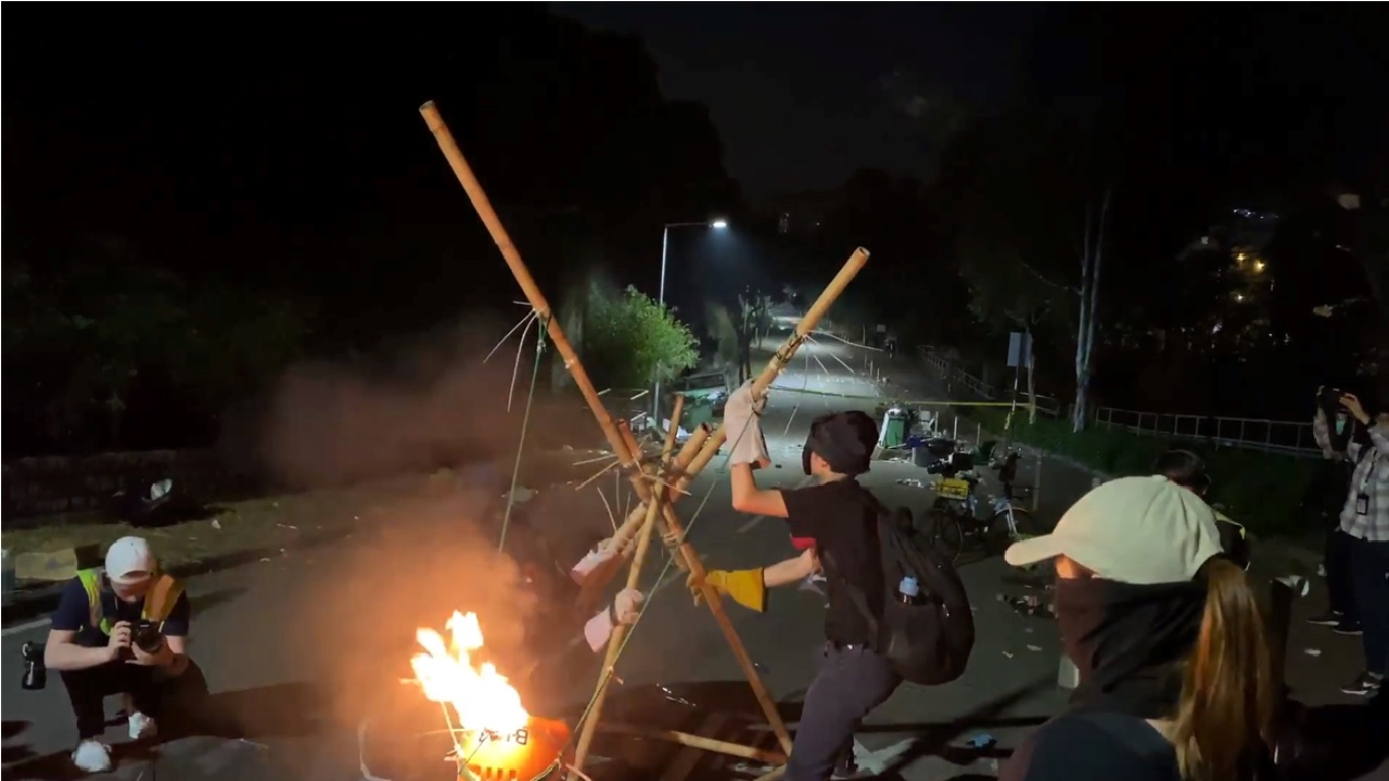 Em Hong Kong, manifestantes constroem catapulta medieval incendiária