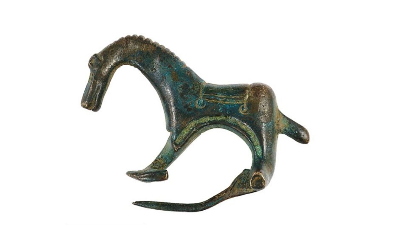 Detector de metais revela broche romano raro de 1.800 anos na Inglaterra
