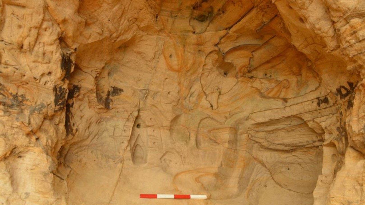 Caverna com incríveis marcações do século 14 é encontrada na Inglaterra