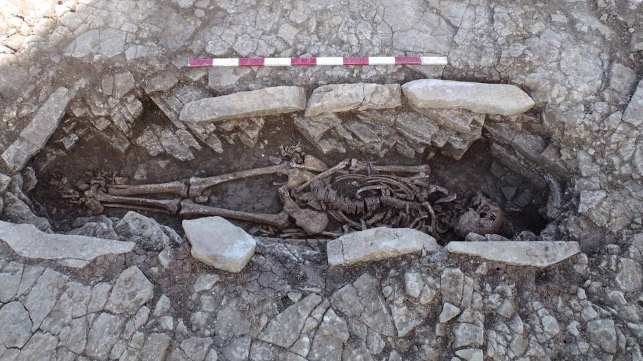 Grande cemitério romano com mais de 50 corpos de adultos e crianças é encontrado na Inglaterra