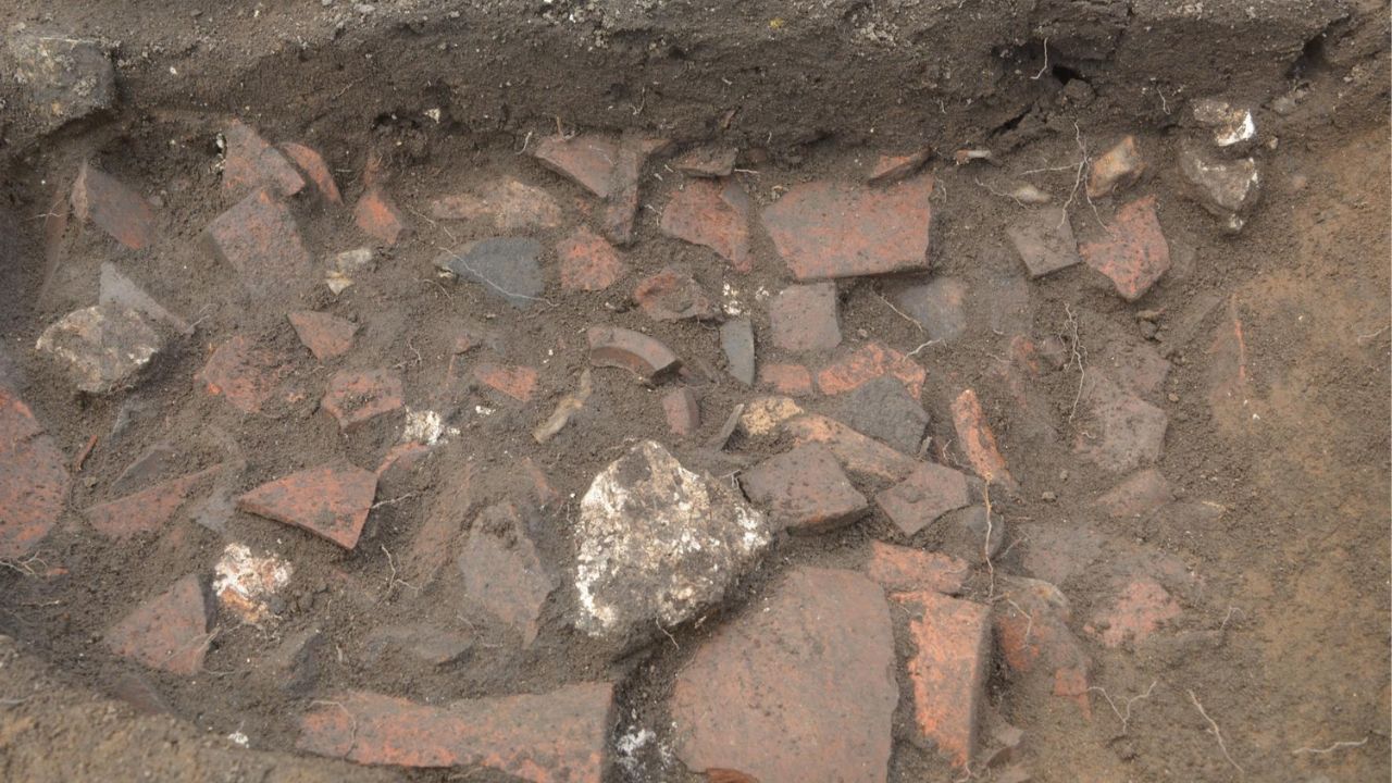 Vila antiga de valor único e 2 mil anos é descoberta na França com impressionantes cerâmicas