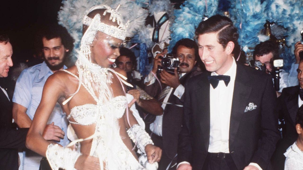 Em 1978, o príncipe Charles caia no samba durante o carnaval carioca em sua primeira visita ao Brasil