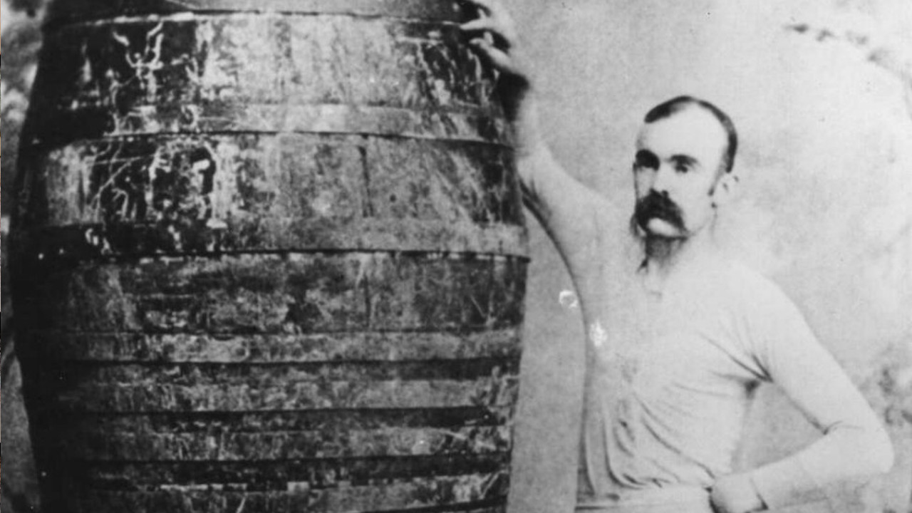 Charles Stevens desceu as Cataratas do Niágara num barril — dele, porém, só restou o braço para enterrar