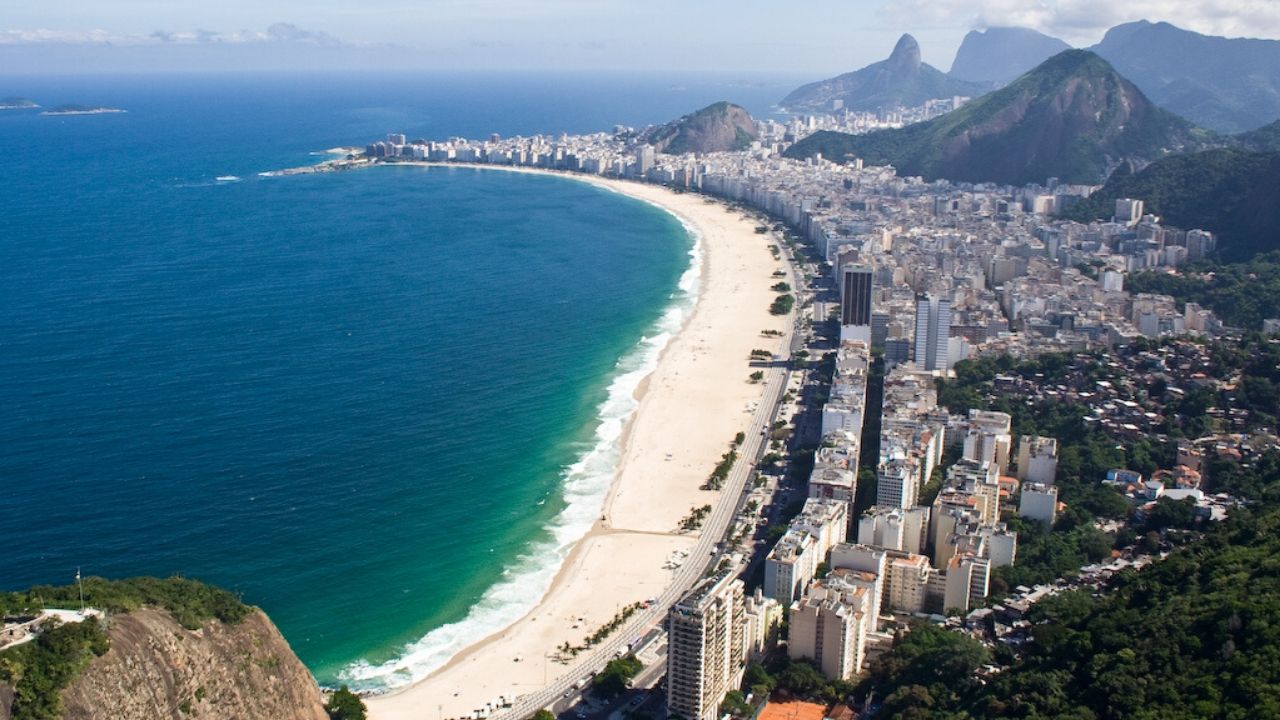 Apesar de maior número de casos, Barra da Tijuca e Copacabana registram trânsito intenso de pessoas