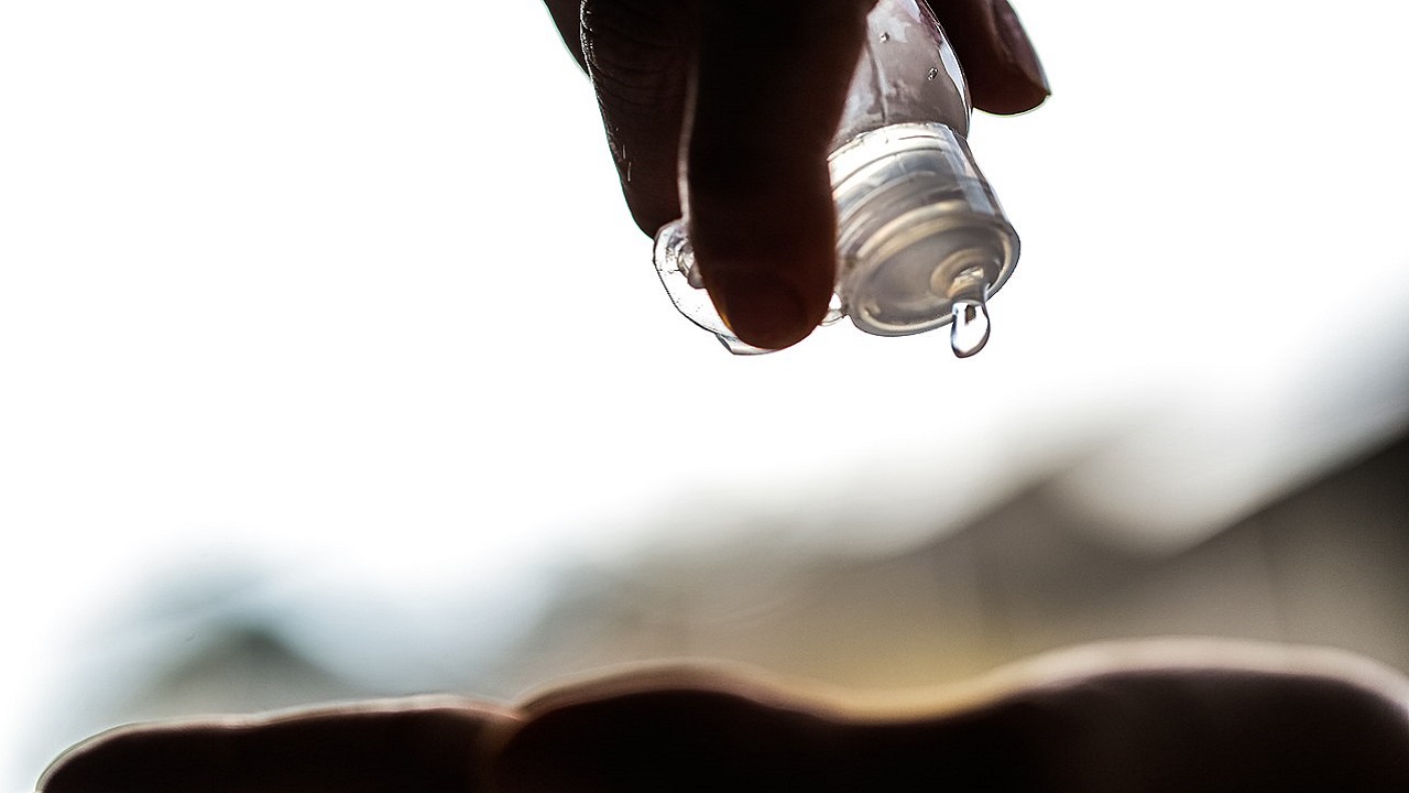 Não era álcool em gel: Jovens oferecem cola para pessoas em entrada de supermercado