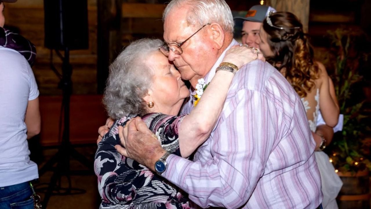 61 anos juntos: Casal de idosos infectados com covid-19 morrem de mãos dadas