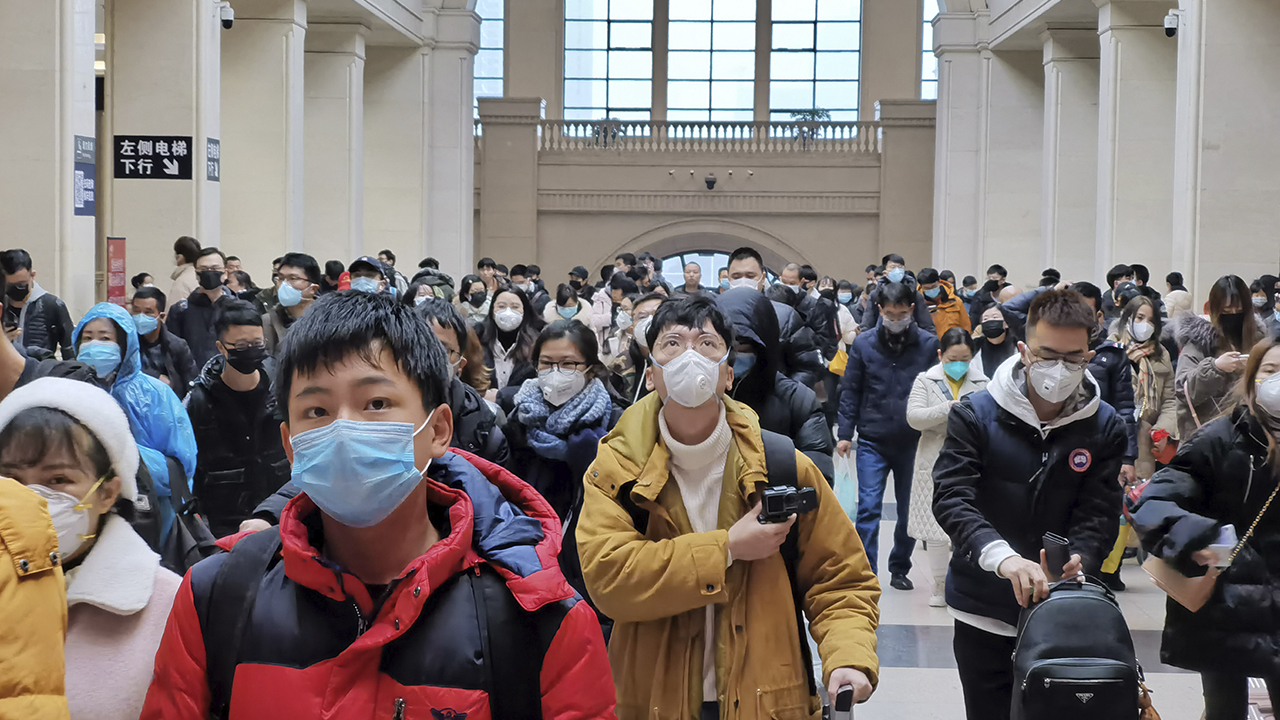 Especialista da OMS classifica como ‘pouco provável’ teoria sobre origem da covid-19 em laboratório chinês