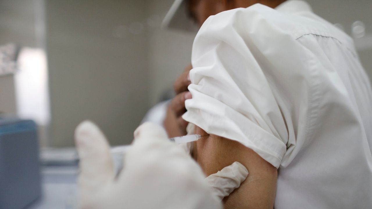 Após estudo para testar efeitos da imunização em massa, Serrana apresenta queda significativa de casos e mortes por Covid-19