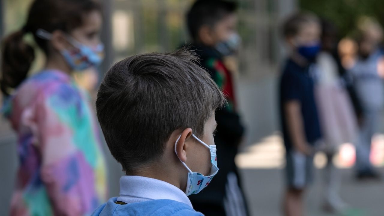 Mais de 130 mil crianças brasileiras ficaram órfãs em decorrência da pandemia, aponta estudo