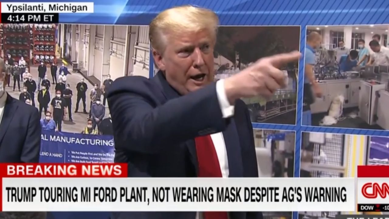 Donald Trump aparece sem máscara e diz que não a usa “para não dar esse prazer à imprensa”
