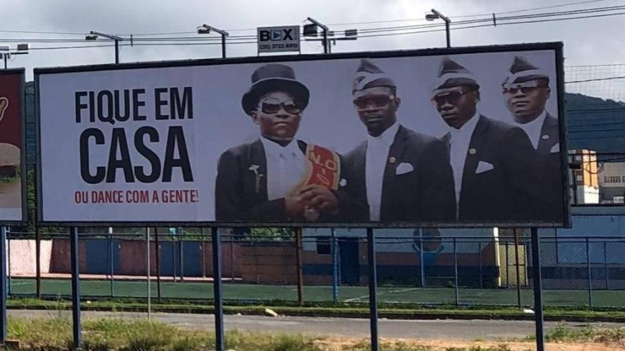 Agência usa meme de agentes funerários dançarinos para apelar em favor do isolamento social