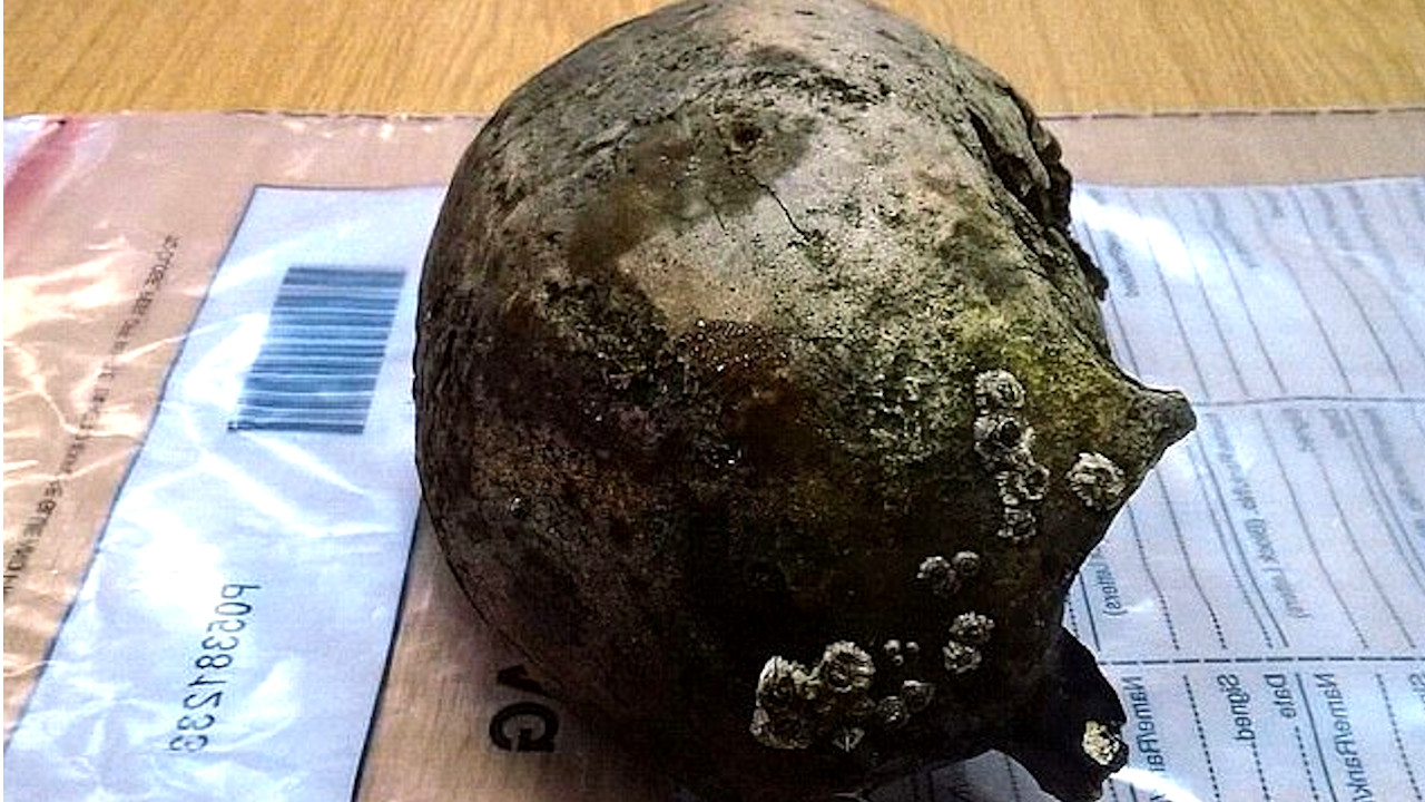 Jogando futebol, homem descobre que a “bola” era um crânio de 2.800 anos