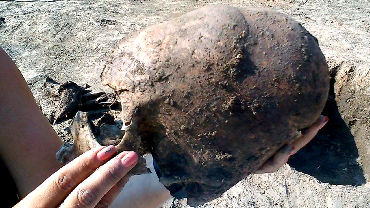 Arqueólogos encontram crânios com formatos intrigantes