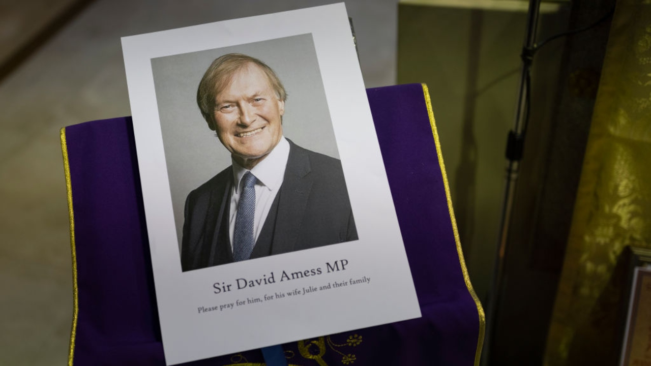 Parlamentar britânico morre após ser esfaqueado ‘diversas vezes’ em encontro com eleitores