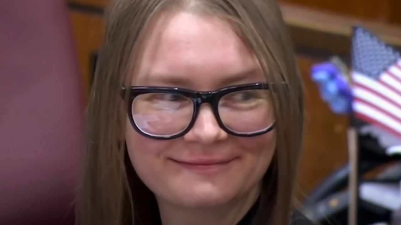 Anna Sorokin, que inspirou série da Netflix, é solta e deportada para Alemanha