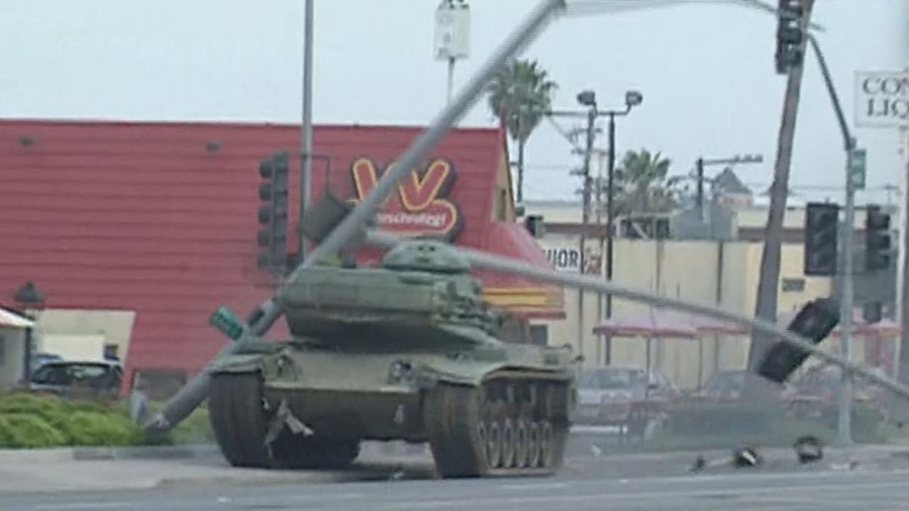 Caos nas ruas e morte: O veterano de guerra que roubou um tanque nos EUA