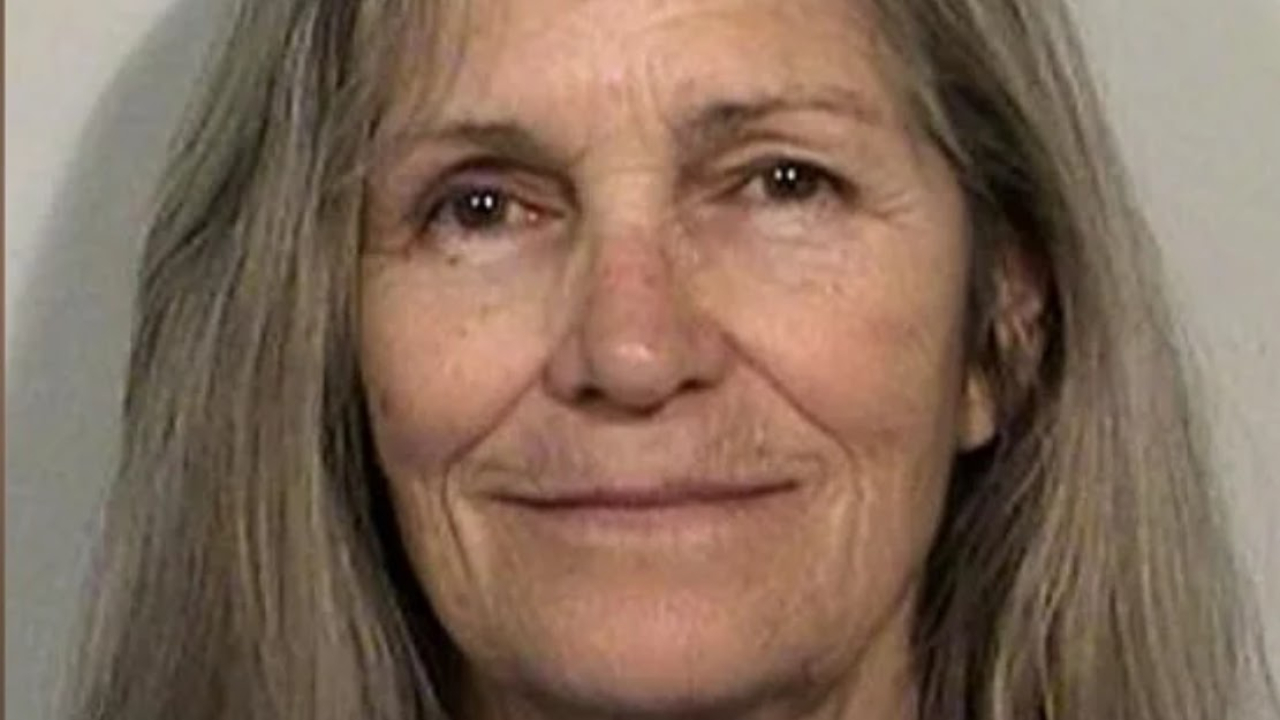 Irmã de Sharon Tate critica soltura de assassina da Família Manson