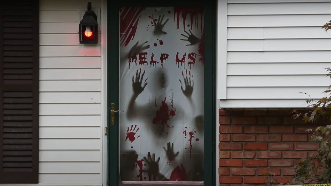 A mulher que fez uma decoração de Halloween baseada nos crimes ocorridos em sua casa