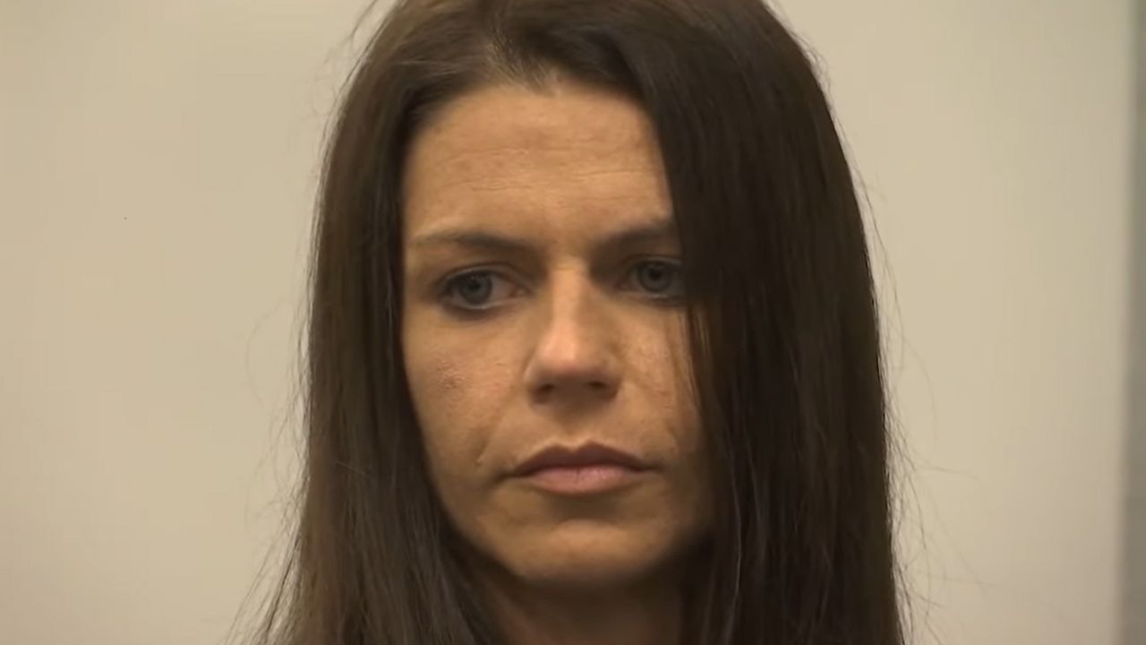 EUA: Mulher que deixou bebê em veículo por 4 horas recebe 30 anos de prisão