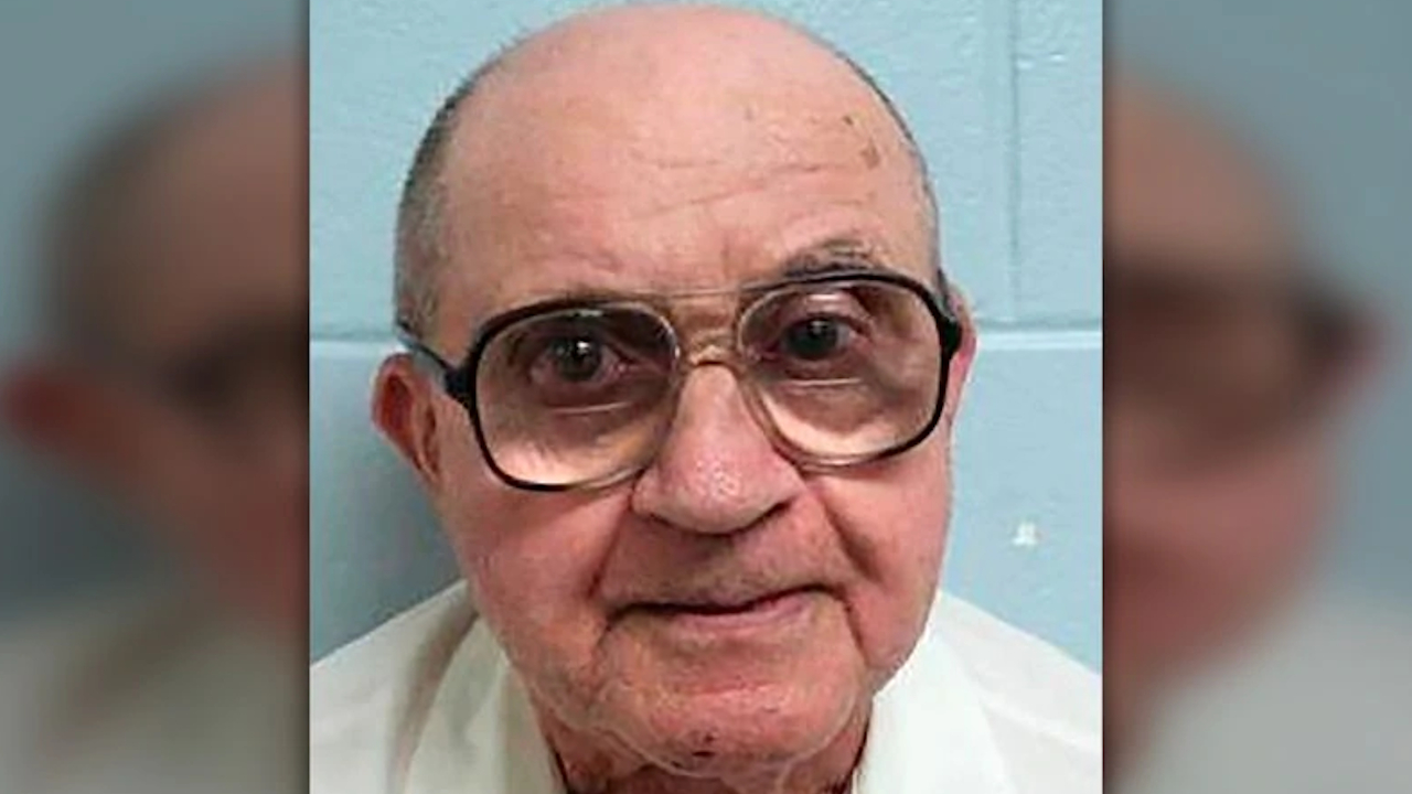 Thomas Blanton, membro da KKK que bombardeou uma igreja frequentada por negros, morre aos 82 anos