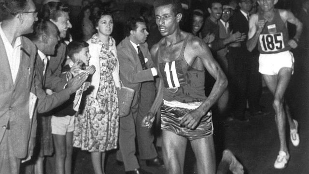 Quem foi o maratonista que ganhou ouro olímpico descalço?