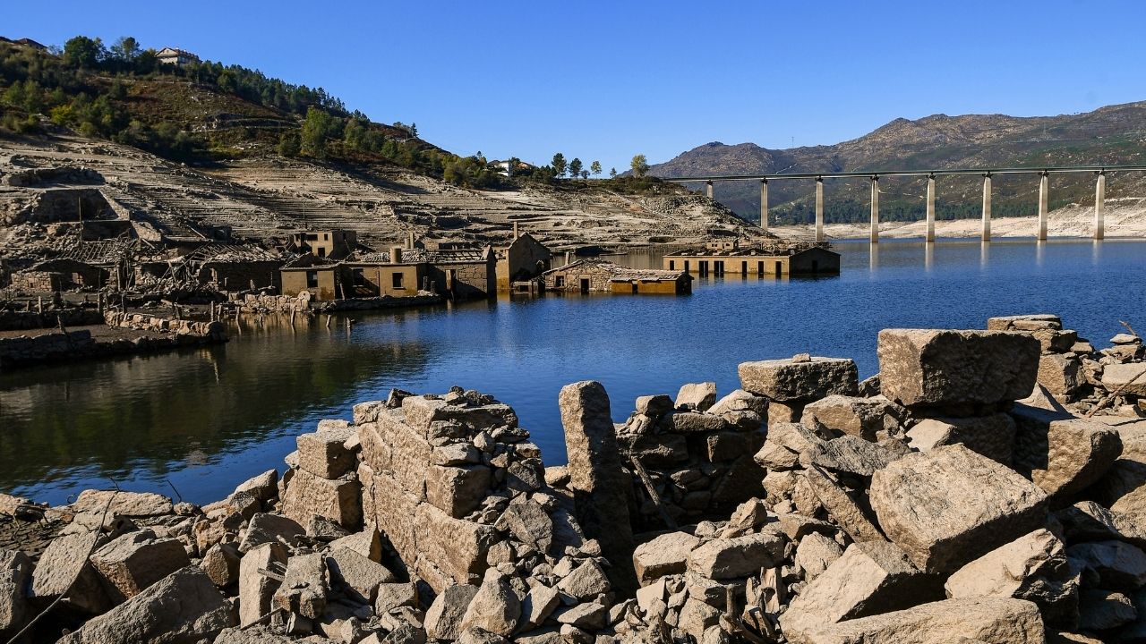 Conheça Aceredo, a vila submersa que voltou à superfície na Espanha