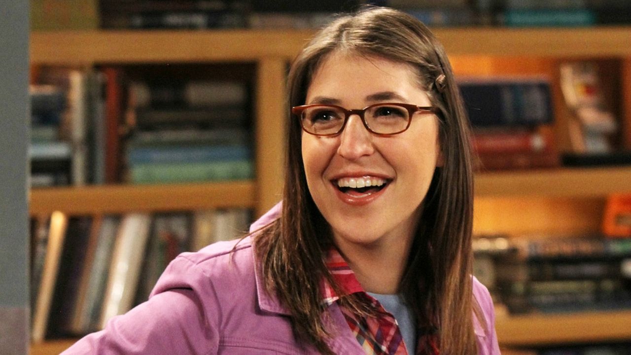 Atriz que viveu cientista em The Big Bang Theory tem uma coisa em comum com a personagem
