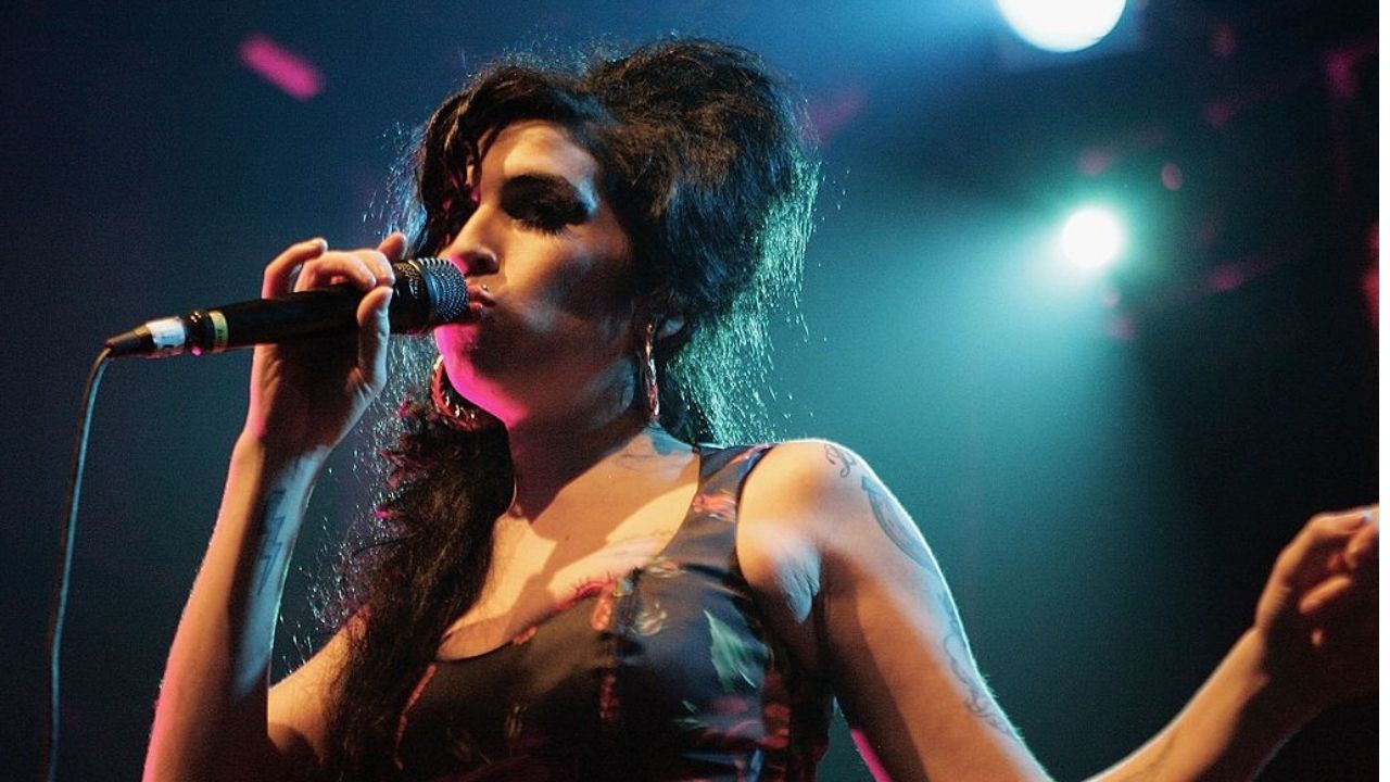 Vídeo inédito mostra Amy Winehouse falando sobre desejo de ser mãe