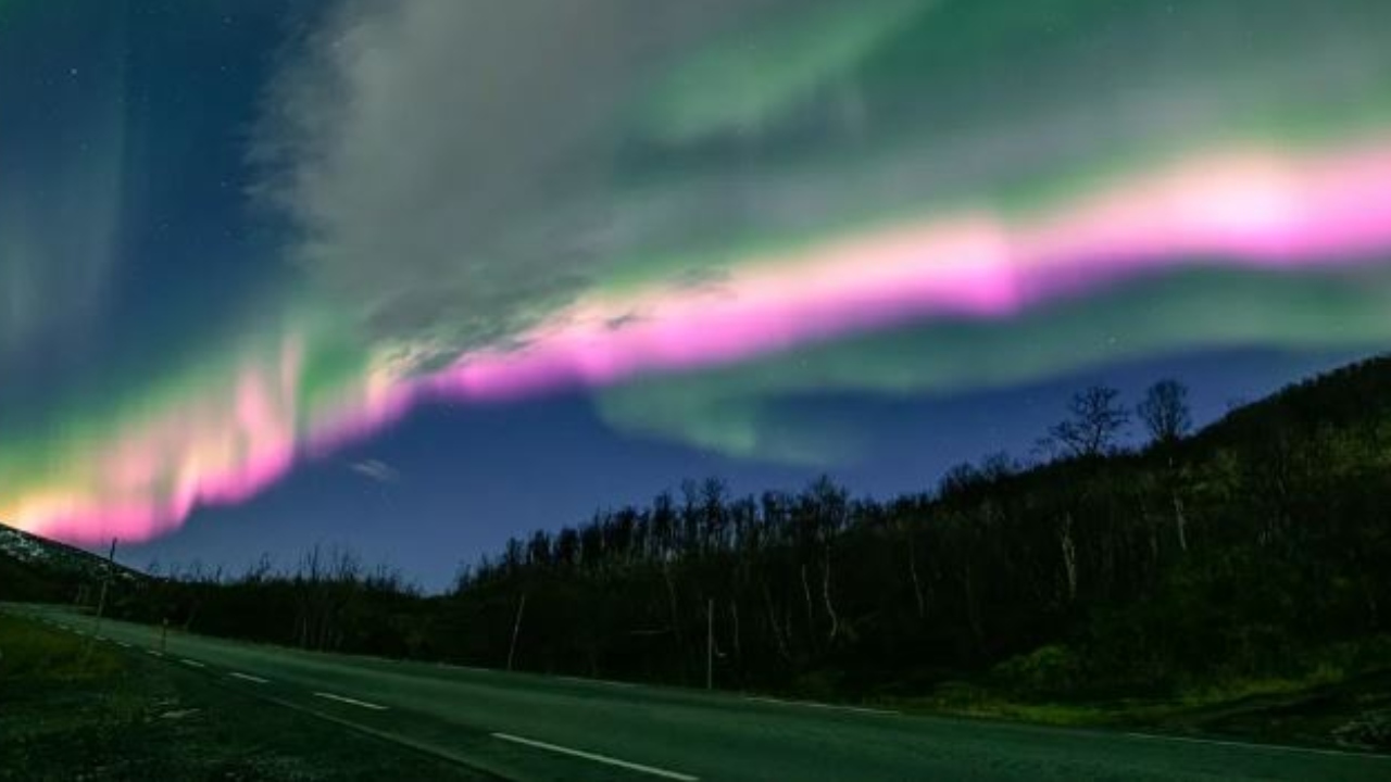 Auroras boreais cor-de-rosa vibrante são vistas na Noruega