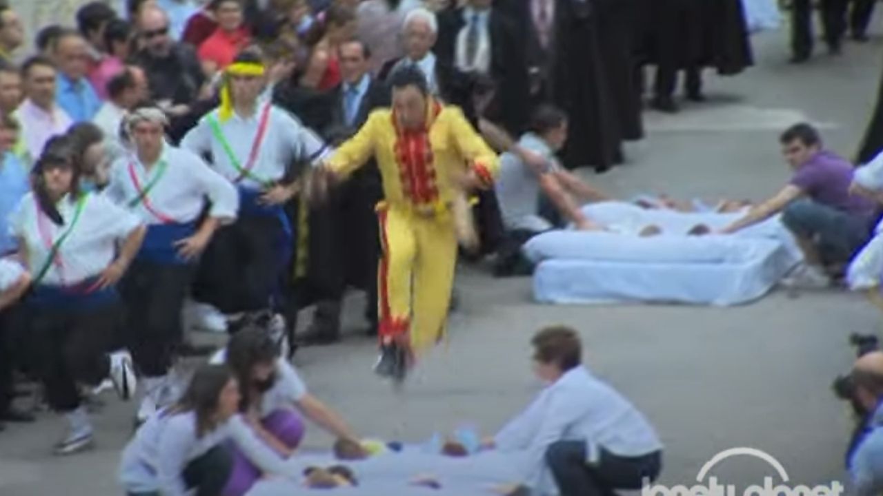 Salto sobre bebês: a curiosa festividade de batismo de recém-nascidos