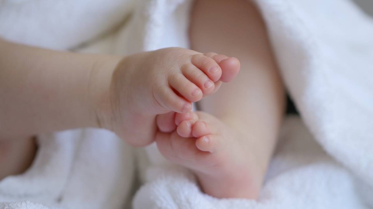 Bebê de 2 anos resgatado por autoridades nos EUA tinha drogas no organismo