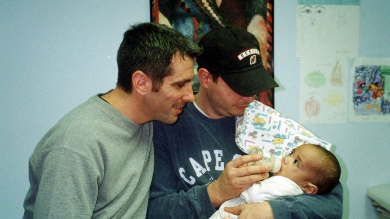 A história do bebê encontrado em um metrô que ganhou uma família