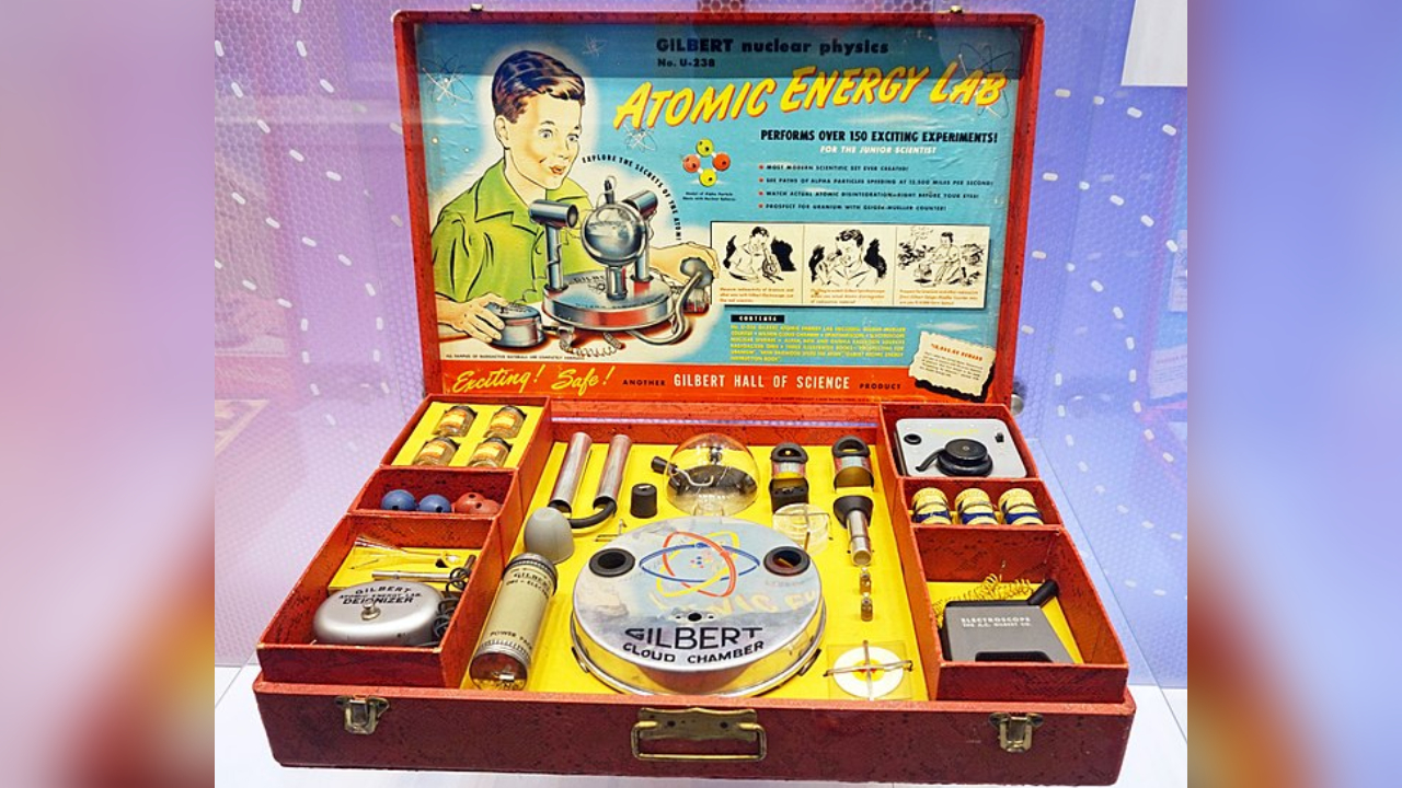 Kit com urânio: A história por trás do brinquedo infantil radioativo do passado