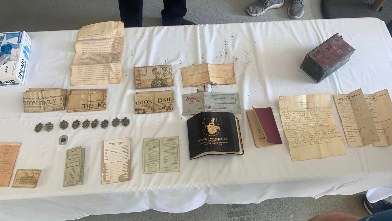 Em imagens: A cápsula do tempo de 1905 que foi encontrada em um quartel de bombeiros