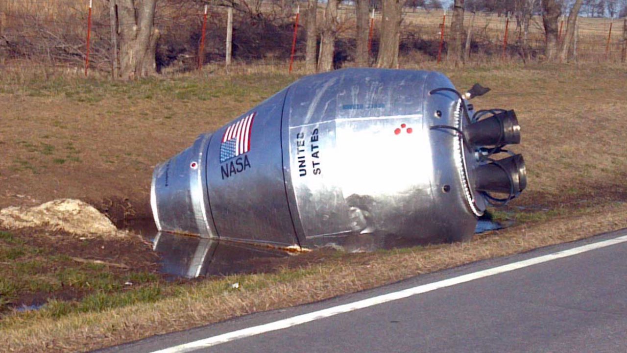 Mistério em rodovia: Lixo espacial foi abandonado em estrada dos EUA?