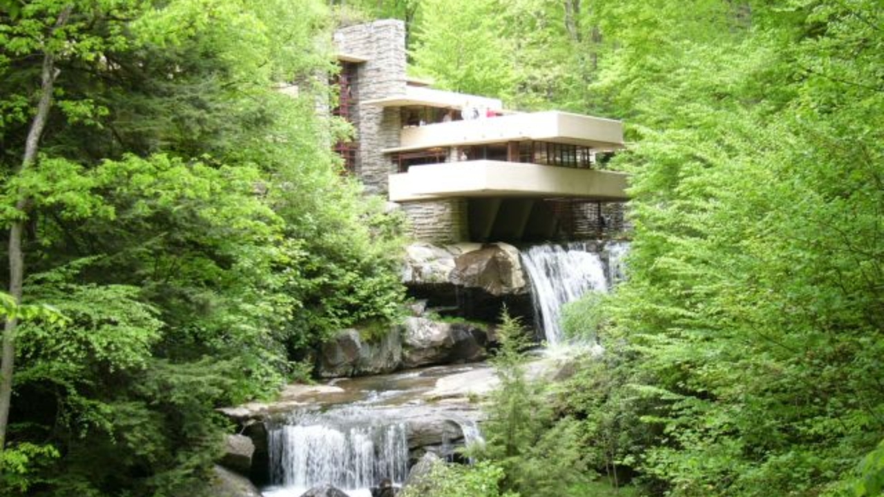 A impressionante Casa da Cascata, que carrega uma instigante história