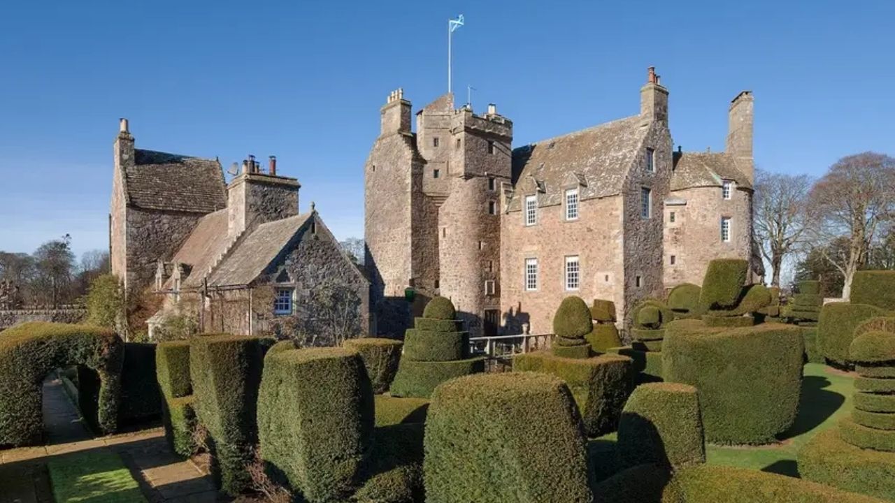 Visitado por figuras históricas e alvo de lendas: conheça o castelo Earlshall