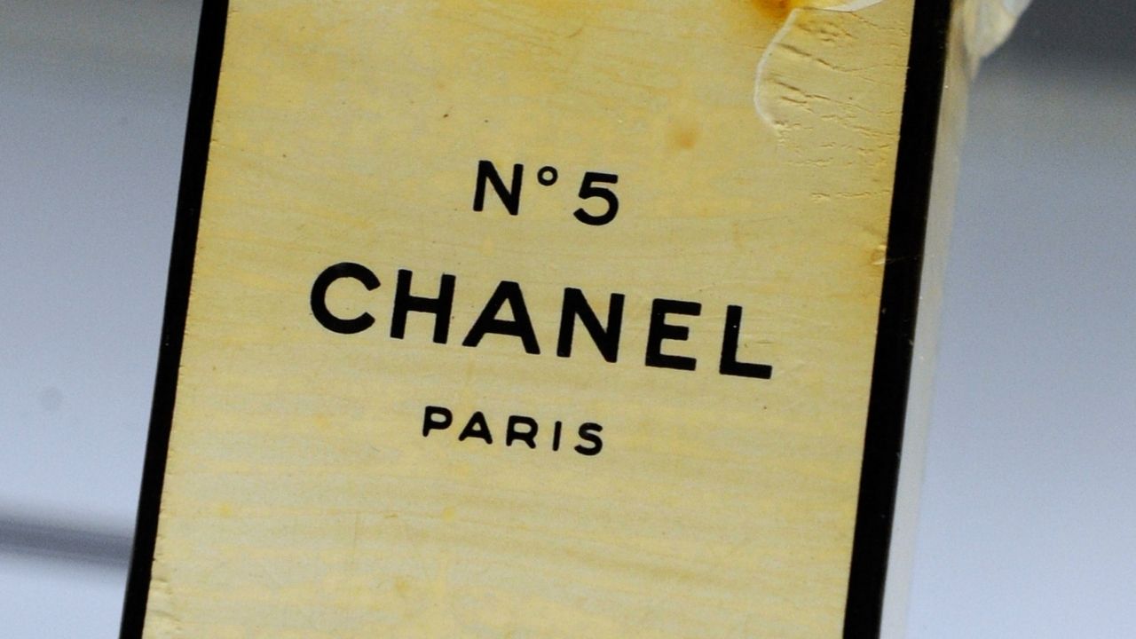 Entenda o que motivou Coco Chanel a batizar o seu perfume com o número 5