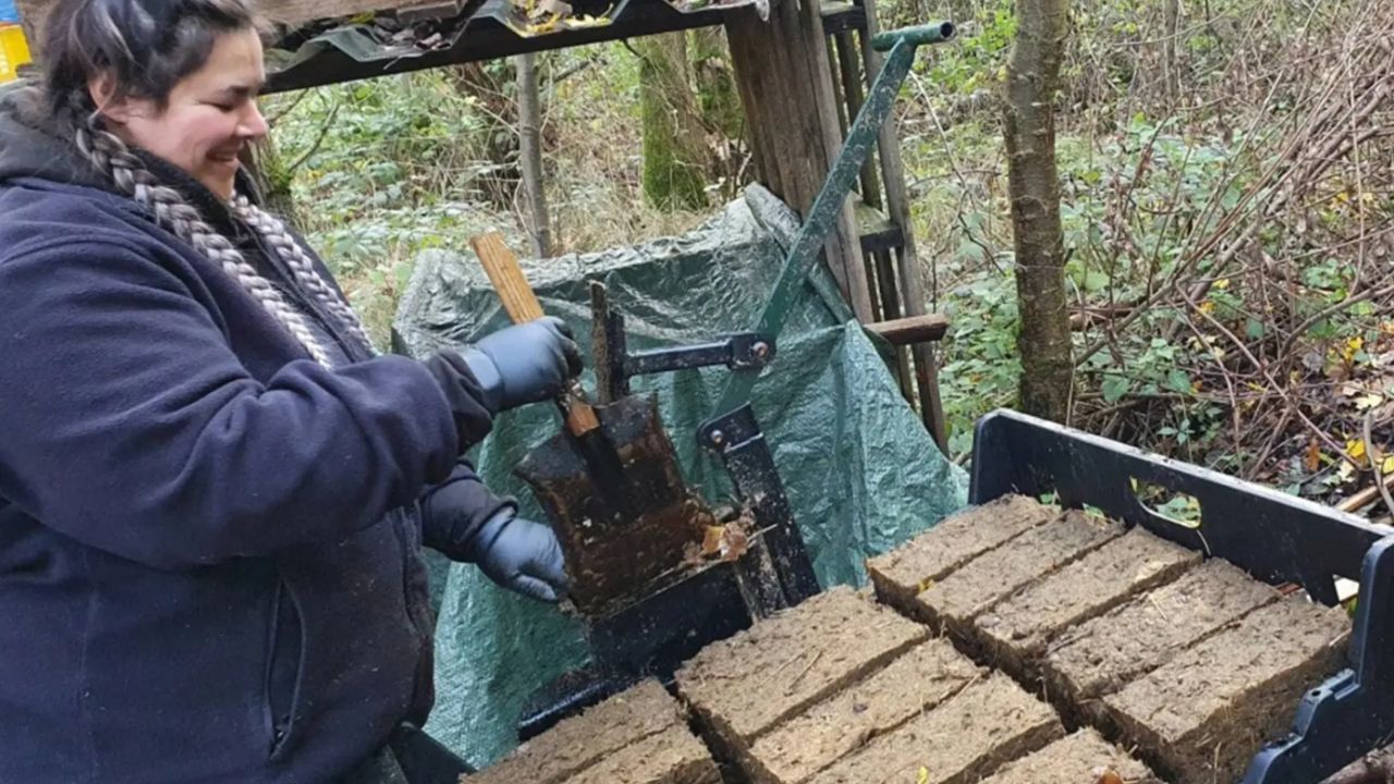 A mulher que queima fezes para economizar dinheiro