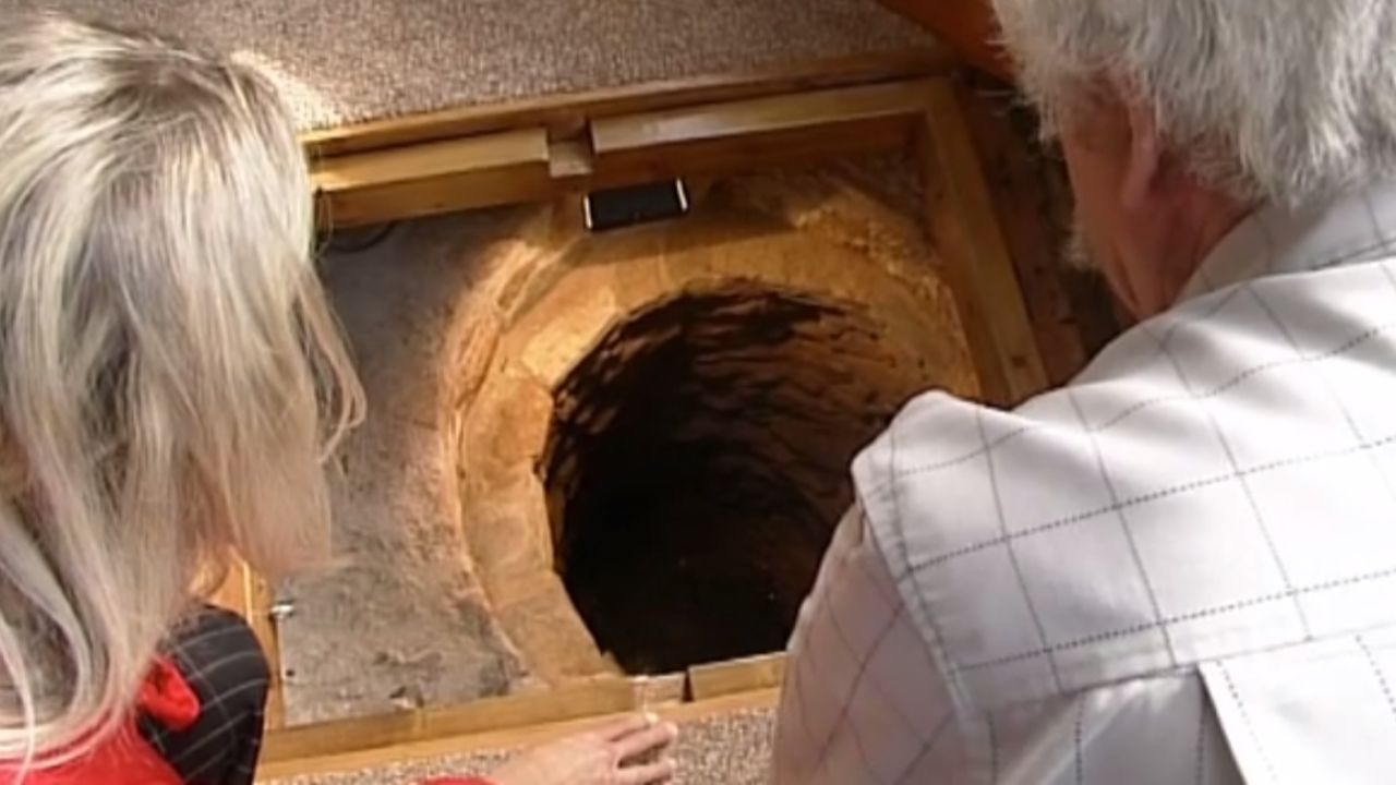 Sala medieval: O curioso caso do casal que encontrou um poço da Idade Média dentro de casa