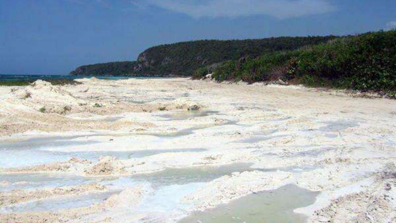A praia da Jamaica que teve toneladas de areia roubadas
